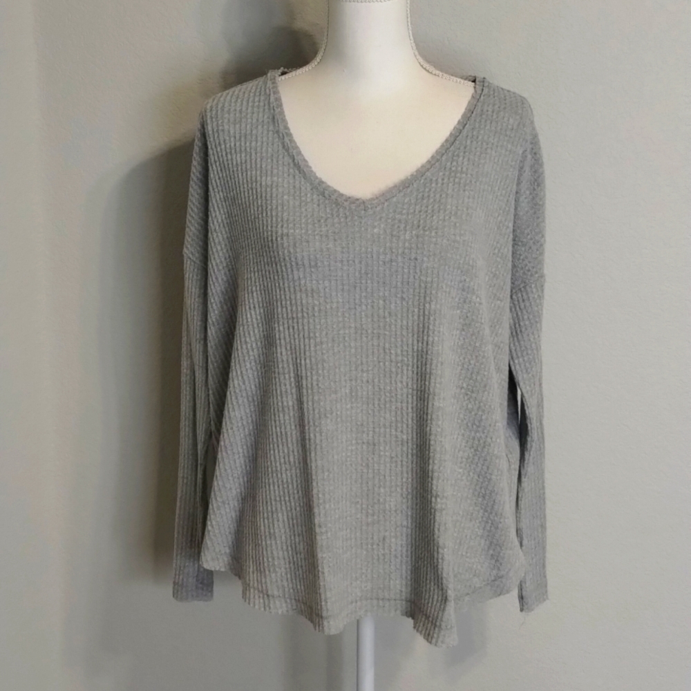 WILD Fable Waffle Gray Size Medium Long Sleeve V-Neckline